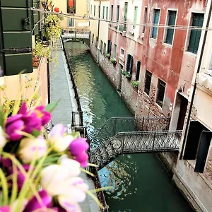 Apartment Charming Canal View San Marco, Venice